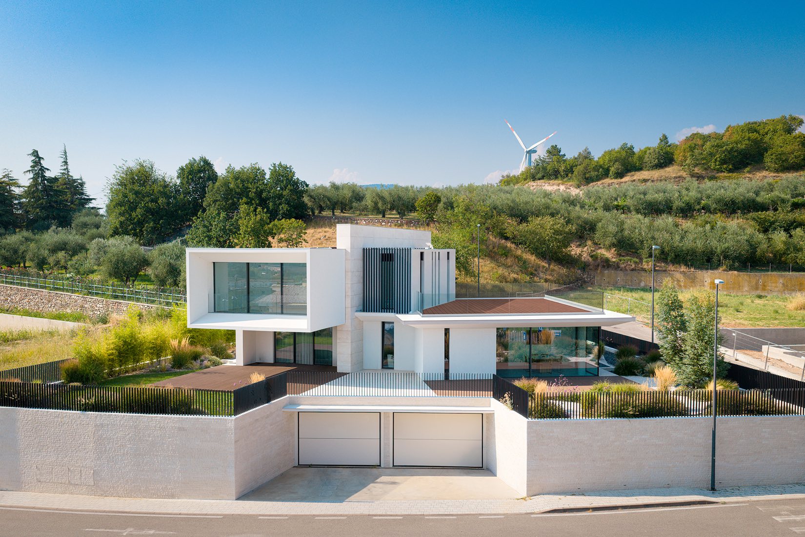 La villa vista dal drone, fra gli uliveti