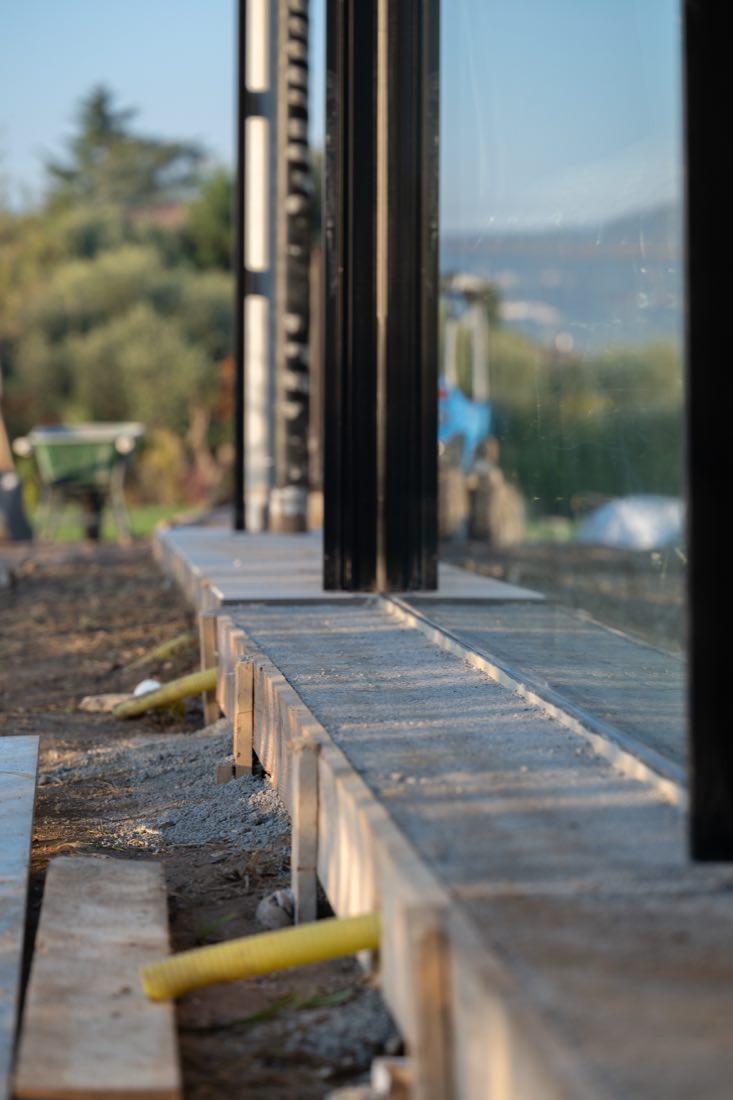 Posa del cordolo lungo la casa