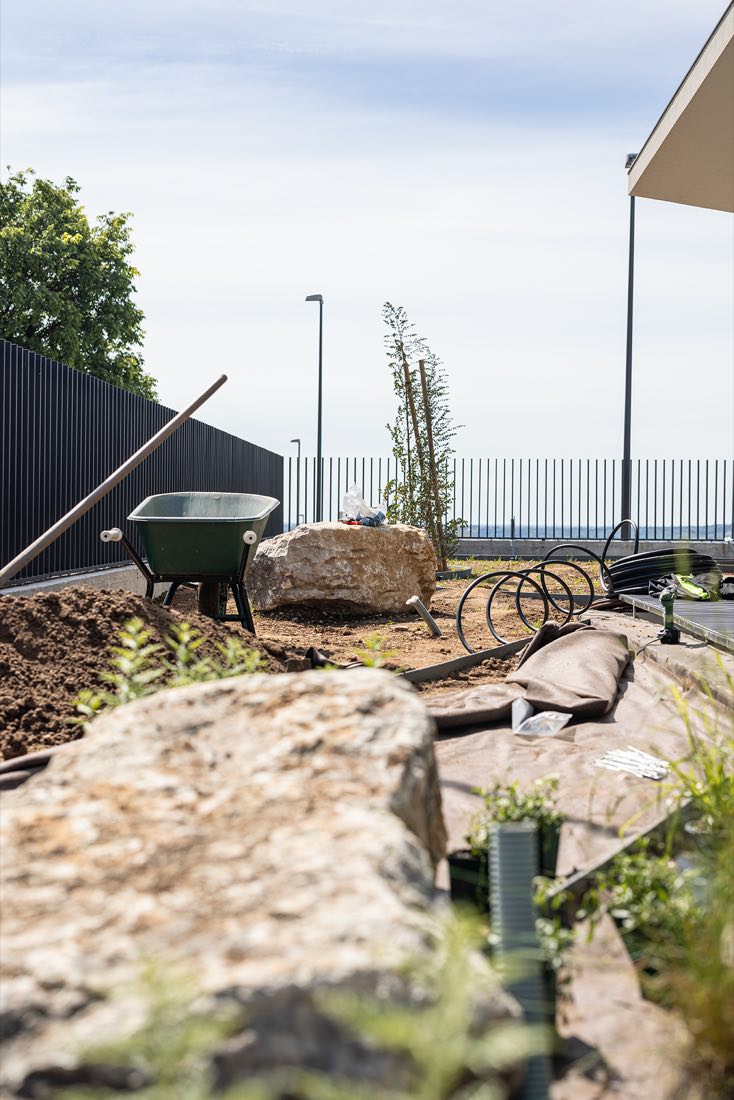 Massi e tubi sulla terrazza in cantiere