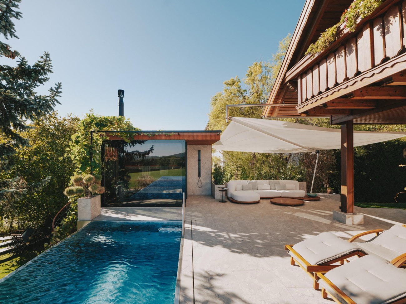Terrazza con piscina e vela ombreggiante