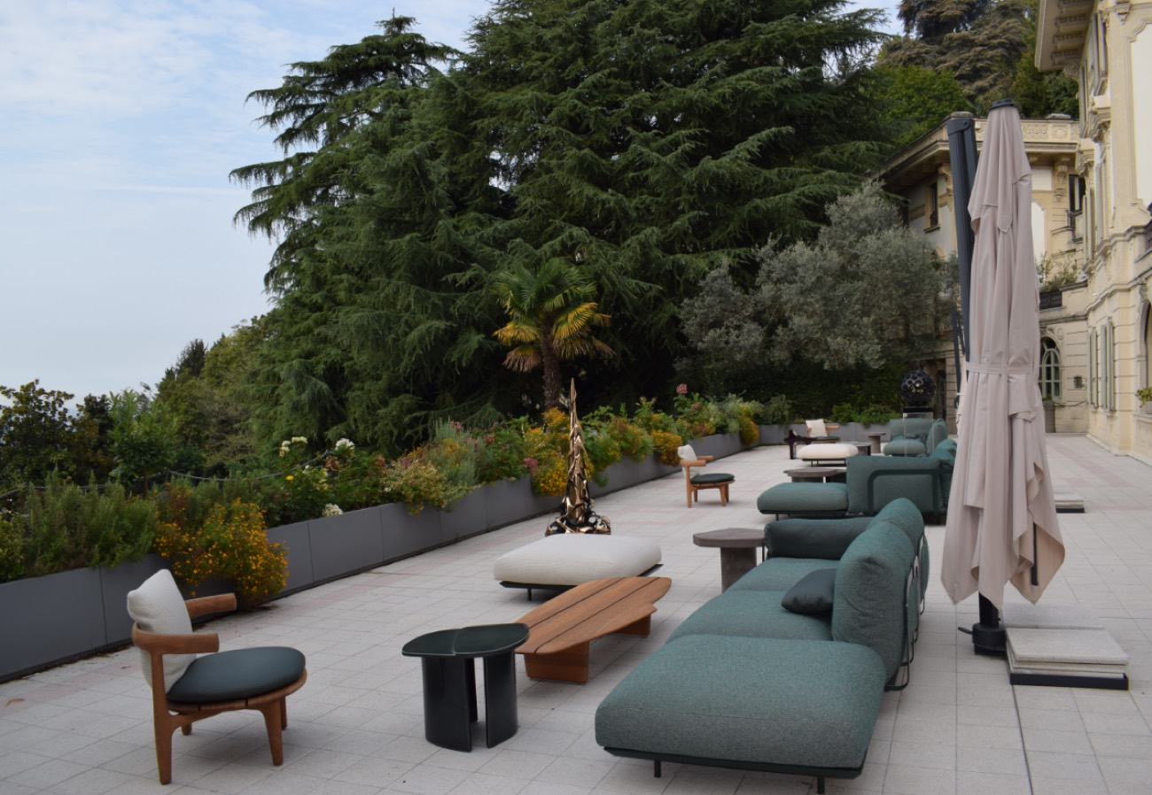 Terrazza con fioriere e salotto verso il parco