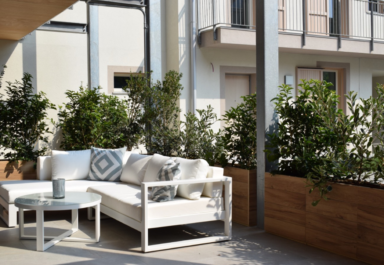 Fioriere effetto legno nel cortile di una casa