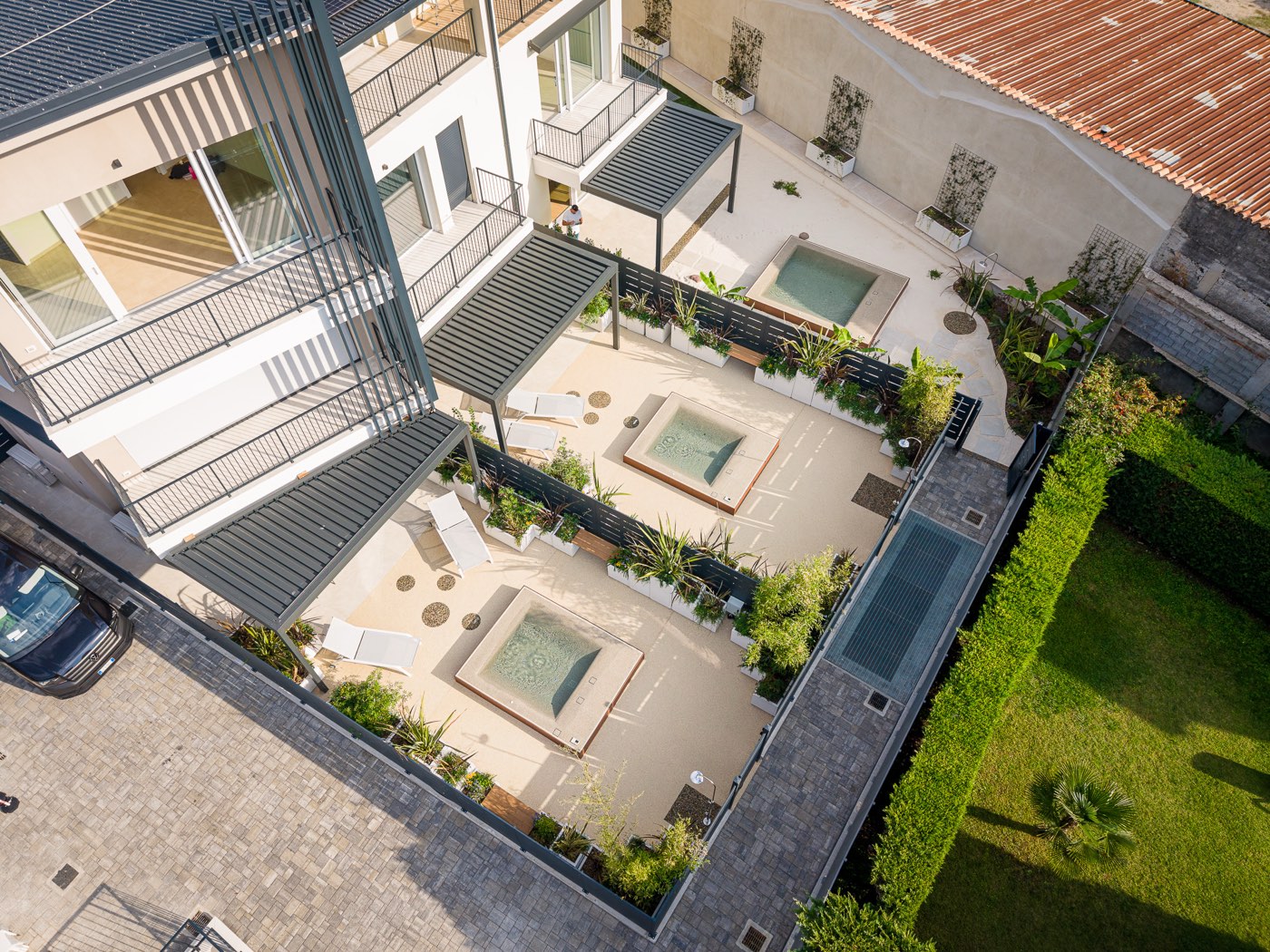 Minipiscine ICONIA sui terrazzi di un complesso a Lazise, vista dal drone