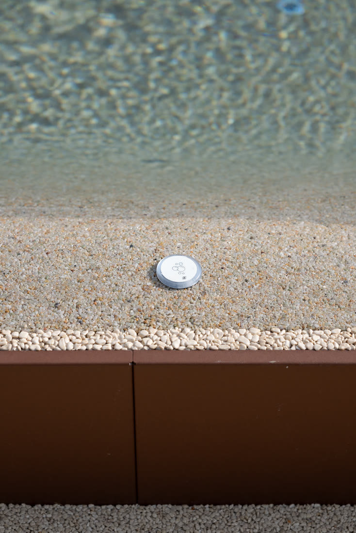 Il faro LED sotto il pelo dell&rsquo;acqua