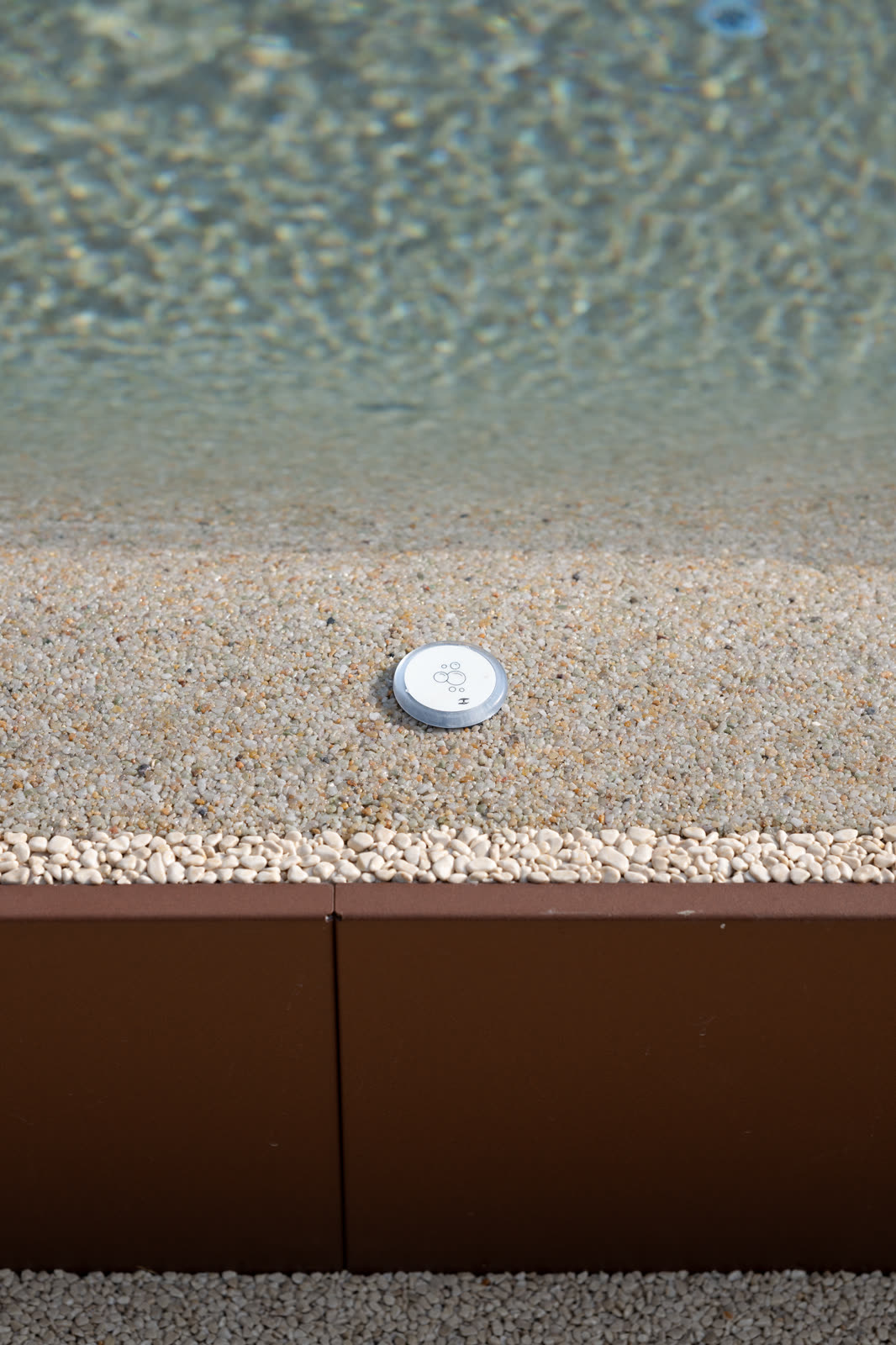 Il faro LED sotto il pelo dell’acqua