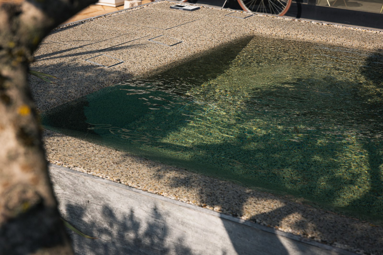 Il bordo in graniglia e l&rsquo;acqua di ICONIA
