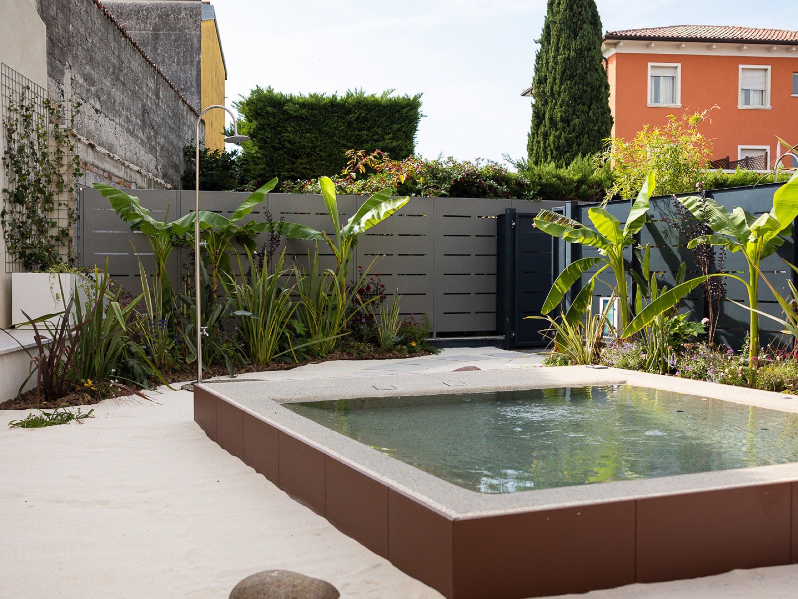 ICONIA in corten nella corte a Lazise