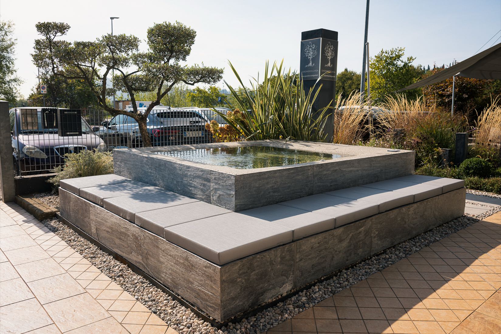 ICONIA sulla pavimentazione dello showroom