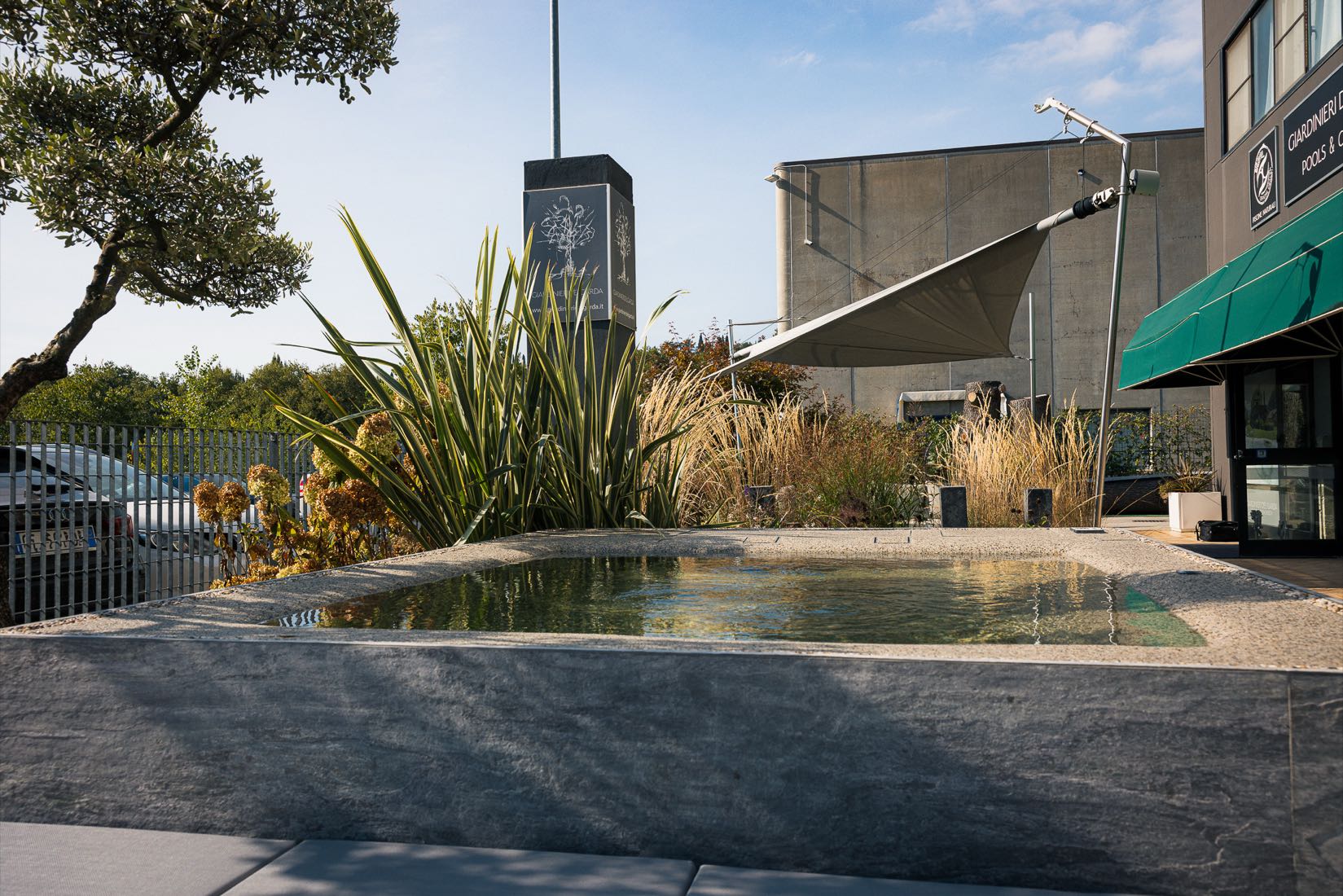 ICONIA davanti all’ingresso dello showroom