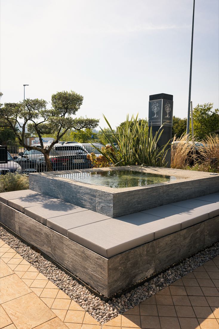 ICONIA con il totem dello showroom
