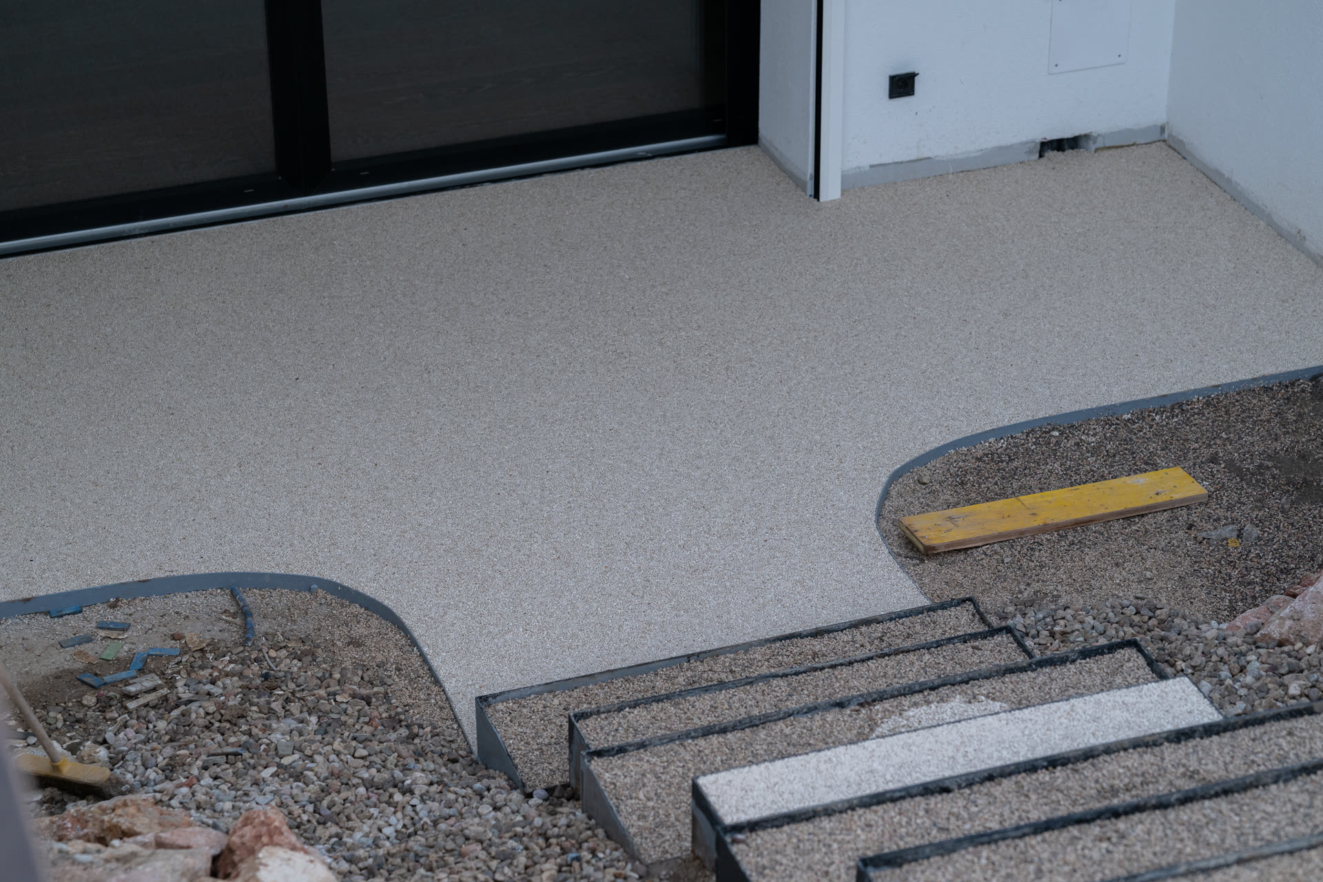 Pavimentazione in graniglia all'ingresso, con gradini