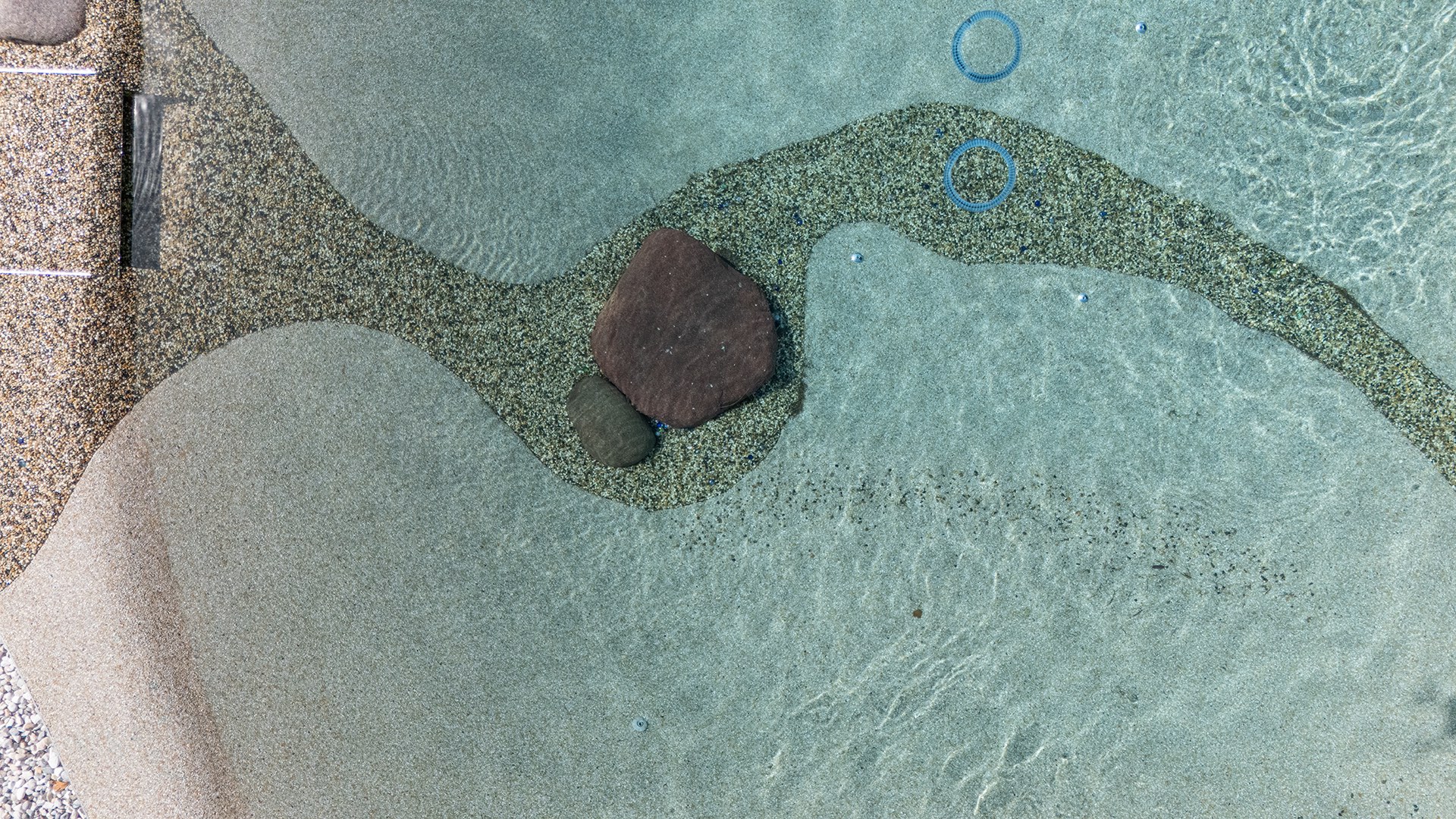 L'acqua e il disegno del fondale visti dall'alto