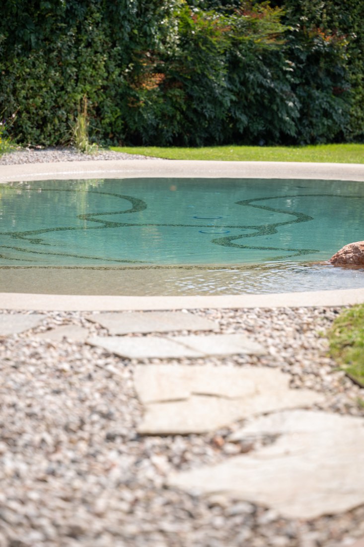Bordo della piscina con il sentiero di pietre nella ghiaia