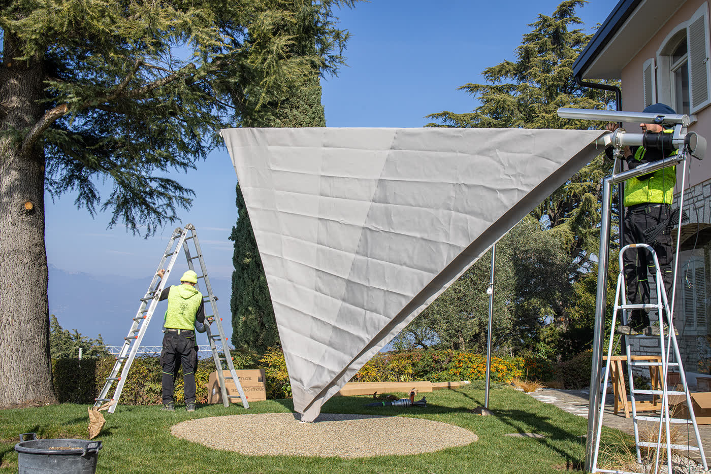 Vela montata sopra il giardino